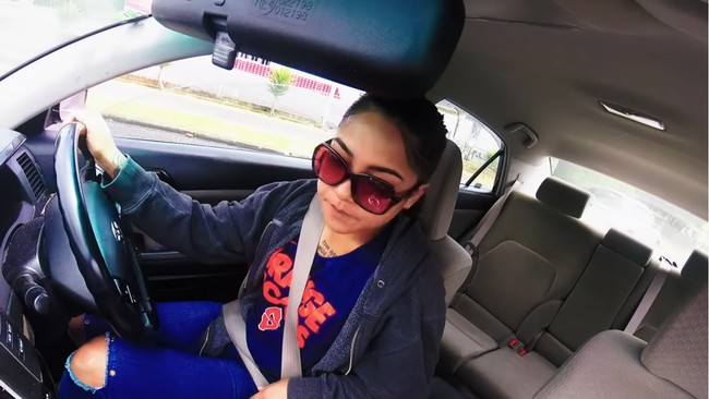 Meski tak terlihat pakai makeup, kecuali pensil alis, Lana terlihat mempesona. Foto: YouTube Auckland Police TV