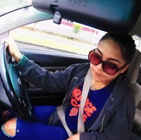 Meski tak terlihat pakai makeup, kecuali pensil alis, Lana terlihat mempesona. Foto: YouTube Auckland Police TV