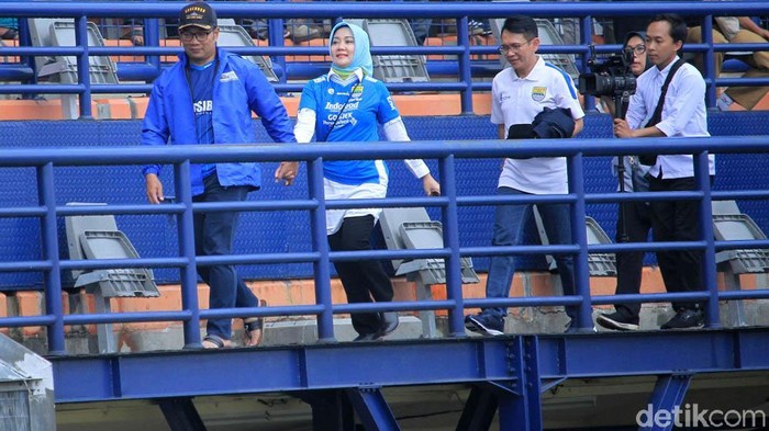 Laga Persib melawan Arema di Stadion Si Jalak Harupat ditonton langsung oleh Gubernur Jawa Barat Ridwan Kamil, Senin (18/2/2019). Ridwan Kamil datang dengan mengenakan jersey Persib.