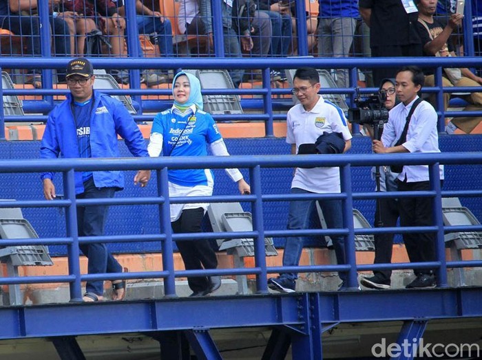 Laga Persib melawan Arema di Stadion Si Jalak Harupat ditonton langsung oleh Gubernur Jawa Barat Ridwan Kamil, Senin (18/2/2019). Ridwan Kamil datang dengan mengenakan jersey Persib.
