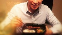 Makan sehat dengan sayuran dan lauk lainnya, selalu jadi pilihan Tommy untuk menjaga kesehatan sekaligus penampilannya. Foto: Instagram @tomtjok