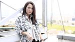 Julie Estelle, Sang Pemberontak dan Pembela HAM di Foxtrot Six