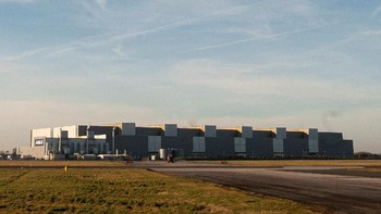 Melihatnya terbang pun menjadi keunikan tersendiri, mengingat bentuk dan desainnya yang sangat mirip paus jenis beluga. Foto: Reuters