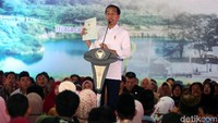 Presiden Jokowi saat membagikan sertifikat kepada masyarakat di wilayah Tengerang dan sekitarnya.