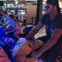 Travers kerap mengunggah kebersamaannya dengan anak-anaknya. Di antara foto-foto kehidupan glamour dan gilanya bersama para wanita, dia menunjukkan sisi lain dirinya sebagai seorang ayah. Foto: Instagram @traversbeynonofficial