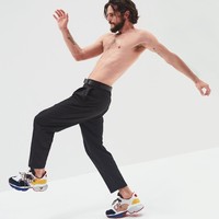 Memadukan teknologi terkini dengan ketrampilan tangan, koleksi sepatu untuk pria dan wanita ini dilengkapi dengan bantalan yang terbuat dari busa khusus sehingga tetap nyaman saat berolahraga. (Foto: Dok. Christian Louboutin)