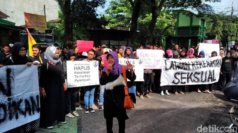 Warga Malang Turun ke Jalan Kecam Kekerasan Seksual Anak Warga Malang Turun ke Jalan Kecam Kekerasan Seksual Anak