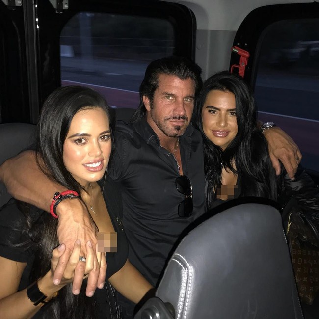 Inilah pria bernama Travers Beynon yang viral karena kehidupan gilanya bersama istrinya. Dalam kesehariannya Travers selain tinggal bareng istrinya juga menghabiskan waktu bersama tiga wanita selingkuhannya. Foto: Instagram @traversbeynonofficial