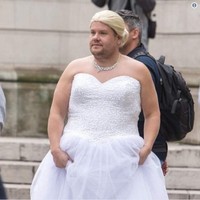 Tak makan waktu lama, netizen membuat meme lucu yang seolah-olah tergila-gila dengan sosok Shawn Mendes. Salah satunya dengan memakai foto James Corden memakai gaun pengantin ini. Foto: Twitter