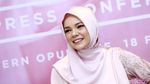 Segarkan Harimu dengan Penampilan Dewi Sandra