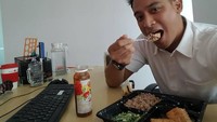 Agar tetap sehat dan bugar, Tommy selalu menyantap makanan yang sehat. Mulai dari daging untuk asupan protein, hingga sayuran untuk melengkapi nutrisi harian. Foto: Instagram @tomtjok