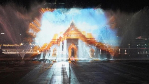 Air mancur itu pun memasukkan unsur 2D, 3D dan 4D menggunakan teknologi terkini. Semprotannya bisa diatur membentuk seperti bunga (dok ICONSIAM) Air mancur itu pun memasukkan unsur 2D, 3D dan 4D menggunakan teknologi terkini. Semprotannya bisa diatur membentuk seperti bunga (dok ICONSIAM)
