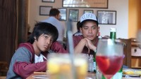 Makan siang bersama sang putra, Tommy terlihat sedang melamun. Kira-kira sedang memikirkan apa ya? Foto: Instagram @tomtjok