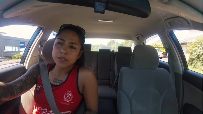 Dalam vlog, Lana pun kerap menunjukkan penampilannya saat tidak bertugas dengan baju kasual. Foto: YouTube Auckland Police TV