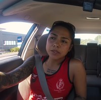 Dalam vlog, Lana pun kerap menunjukkan penampilannya saat tidak bertugas dengan baju kasual. Foto: YouTube Auckland Police TV