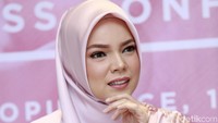 Dewi Sandra tampil menawan di acara tersebut. Pool/Palevi S/detikFoto.