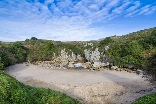 Pantai Gulpiyuri punya panjang 40 meter dan lebar 15 meter. Meski begitu, di depan pasir putihnyanya tidak ada laut hanya tebing! (iStock) Pantai Gulpiyuri punya panjang 40 meter dan lebar 15 meter. Meski begitu, di depan pasir putihnyanya tidak ada laut hanya tebing! (iStock)