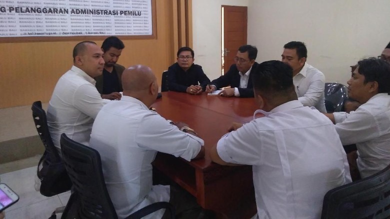 Timses Prabowo Bali Datangi Bawaslu Terkait Ajakan Koster Pilih Jokowi Timses Prabowo Bali Datangi Bawaslu Terkait Ajakan Koster Pilih Jokowi