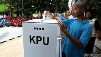 Usai mencoblos surat suara, para peserta menuju kotak suara untuk memasukkan surat suara yang telah dipilihnya.