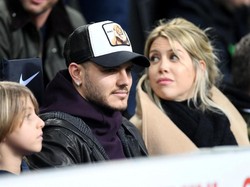 Skandal percintaan antara Mauro Icardi dan Wanda Nara sempat menghebohkan jagad sepakbola Italia. Icardi dianggap menikung sahabat sekaligus rekan setimnya di Sampdoria, Maxi Lopez, saat berhubungan dengan Wanda yang masih berstatus istri Maxi. (Daniele Mascolo/Reuters)