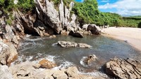 Makanya, terkadang air pantai ini sedikit kalau surut dan banyak saat pasang.
