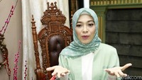 Ia awalnya merasa miris dengan alat shalat yang tersedia di ruang-ruang publik seperti mall. Pool/Palevi S/detikFoto.