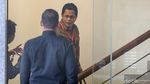 Senyum Sekjen DPR Saat Diperiksa KPK Terkait Suap Taufik Kurniawan