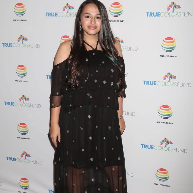 Semua wanita berpikir mereka diekspektasi untuk punya kulit bersinar, sempurna, dan berkilau. Kampanye ini mematahkan miskonsepsi tersebut. Kulit tidak selalu seperti itu. Bulu itu alami. Itu adalah lapisan tubuh, ungkap Jazz.  Foto: Instagram @jazzjennings_