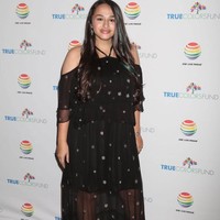 Semua wanita berpikir mereka diekspektasi untuk punya kulit bersinar, sempurna, dan berkilau. Kampanye ini mematahkan miskonsepsi tersebut. Kulit tidak selalu seperti itu. Bulu itu alami. Itu adalah lapisan tubuh, ungkap Jazz.  Foto: Instagram @jazzjennings_