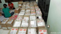 Surat suara yang telah dilipat dan disortir akan diletakkan di dalam kardus untuk didistribusikan sebelum pelaksanaan Pemilu 2019.