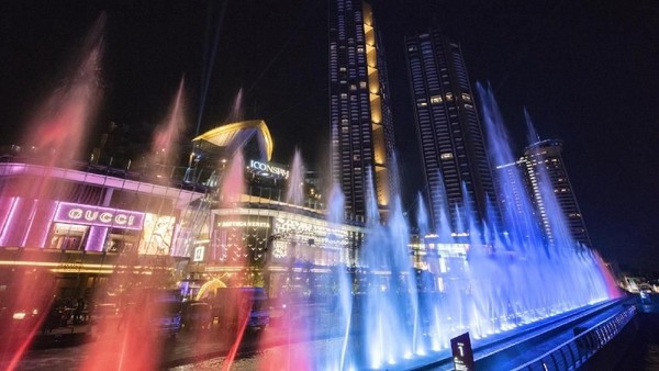 Berlokasi di pelataran mal ICONSIAM, Bangkok, traveler bisa menjumpai air terjun yang diklaim terpanjang di Asia Tenggara (dok ICONSIAM) Berlokasi di pelataran mal ICONSIAM, Bangkok, traveler bisa menjumpai air terjun yang diklaim terpanjang di Asia Tenggara (dok ICONSIAM)