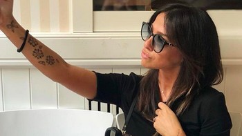 Nicolo Zaniolo ikut mengomentari sebuah posting ibunya di Instagram. Ia mengingatkan ibunya itu sudah kepala empat. (Foto: dok. Instagram Francesca Costa, @frac77)