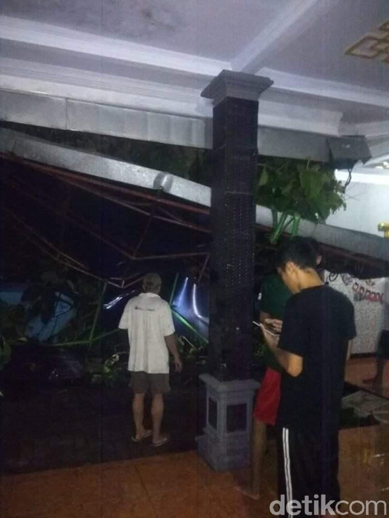 Kediri Diguyur Hujan, Puluhan Pohon Tumbang dan Timpa Rumah Kediri Diguyur Hujan, Puluhan Pohon Tumbang dan Timpa Rumah