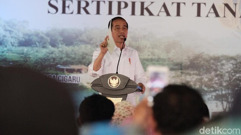 Bagikan Sertifikat Tanah di Tangerang, Jokowi: Biar Nggak Ada Sengketa Bagikan Sertifikat Tanah di Tangerang, Jokowi: Biar Nggak Ada Sengketa