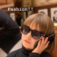 Sambil berkacamata hitam dan berpose sambil menelopen, Harper siap menjadi ikon mode seperti ibunya. Fashion, tulis Victoria sebagai keterangan foto tersebut. (Foto: Instagram)