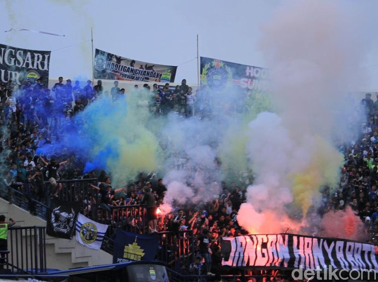 Warna-warni Flare dan Smoke Bomb di Jalak Harupat