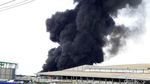 Gudang di Kawasan Industri Maspion Terbakar, Asap Membubung Tinggi