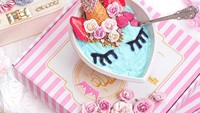 Bukan cake, unicorn smoothies bowl ini terlihat sangat cantik. Smoothies berwarna biru dengan paduan wafer cone hingga strawberry. Foto: Instagram@better_in_pink