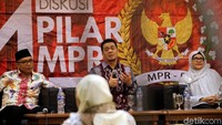 Anggota MPR RI Fraksi Gerindra, Ahmad Riza Patria bersama anggota MPR RI Fraksi PPP, Achmad Baidowi, dan Pengamat Komunikasi Politik, Umaimah Wahid, menjadi pembicara dalam Diskusi Empat Pilar MPR RI di Media Center MPR/DPR RI, Komplek Parlemen, Senayan, Jakarta, Senin (18/2/2019).