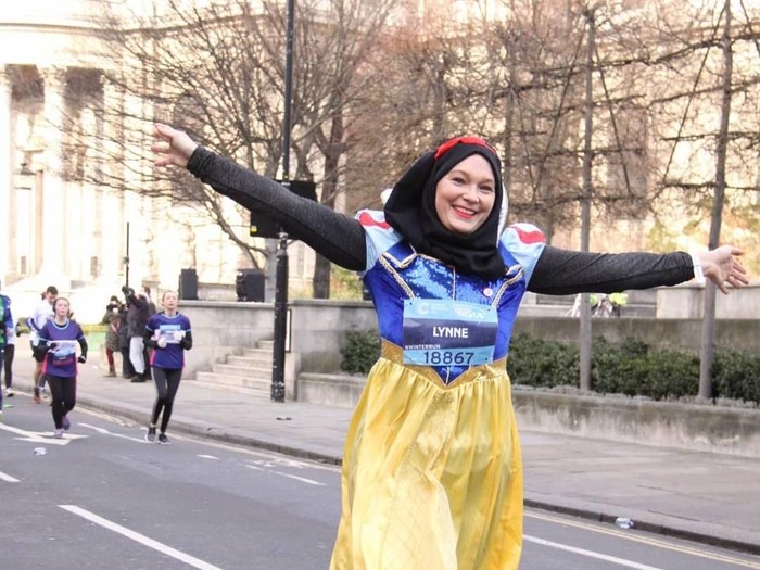 Hijabers lari pakai kostum snow white. Foto: Instagram/JogonHijabi Hijabers lari pakai kostum snow white. Foto: Instagram/JogonHijabi