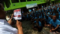 Petugas KPU Daerah DKI Jakarta menggelar sosialisasi Pemilu 2019 di Panti Bina Laras Harapan, Jakarta Barat,  Senin (18/02/2019).