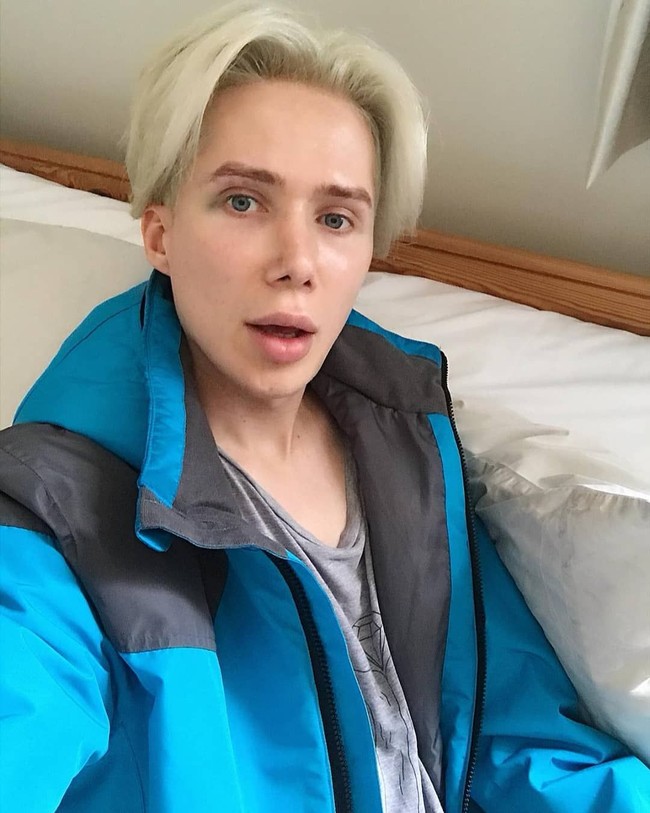 Namun penampilan Oli sering kali dihujat netizen. Banyak netizen berkomentar bahwa apapun yang telah dilakukan Oli tidak akan membuatnya mirip dengan Jimin. Foto: Instagram (@londonoli)