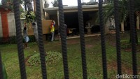 Pekerja tengah melakukan perbaikan di rumah tersebut.