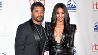 Ciara tampil seksi di sebuah acara bersama suaminya, Russel Wilson. Ia tampak mengenakan jumpsuit kulit berwarna hitam yang mengekspose bagian payudaranya.  Foto: Amy Sussman/Getty Images