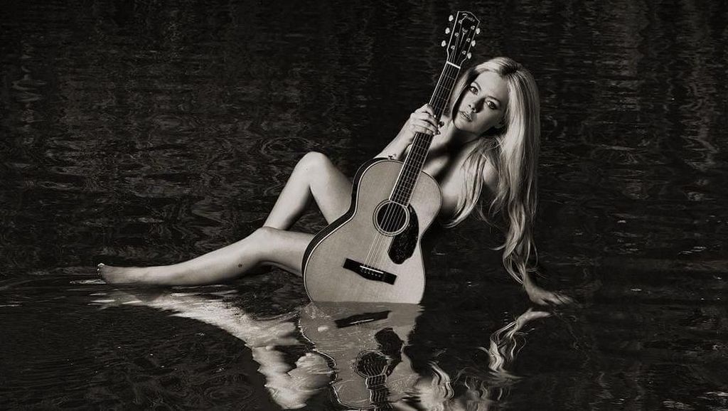 Avril Lavigne Berkisah soal Bangkit Usai Sekarat di Album Head Above Water