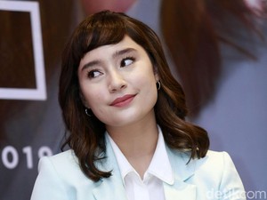 Tatjana Saphira Centil Nyanyi Dangdut