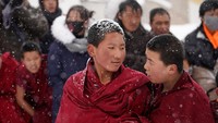 Meski salju turun, para bikkhu Tibet tetap antusias menggelar Festival Menjemur Buddha.