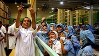 Begini momen Jokowi saat berswafoto bersama sejumlah karyawan di parik Mayora di Tangerang, Banten, Senin (18/2/2019).