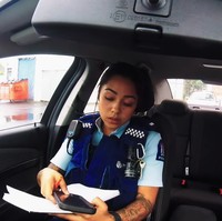 Tak hanya karena cantik atau bertato, Lana juga mempesona para netizen karena kepribadian dan selera humornya. Ia pun tampak nyaman dan cukup pintar berbicara di depan kamera. Foto: YouTube Auckland Police TV