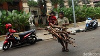 Hari ini, puing-puing sisa kebakaran tampak dibersihkan.